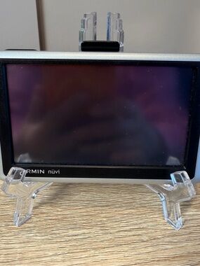 Garmin Nuvi GPS Navigational System 1350 with mount